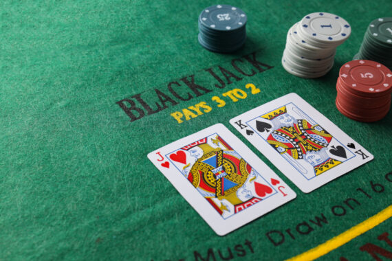 Le Blackjack, un jeu de cartes qui allie chance et compétence
